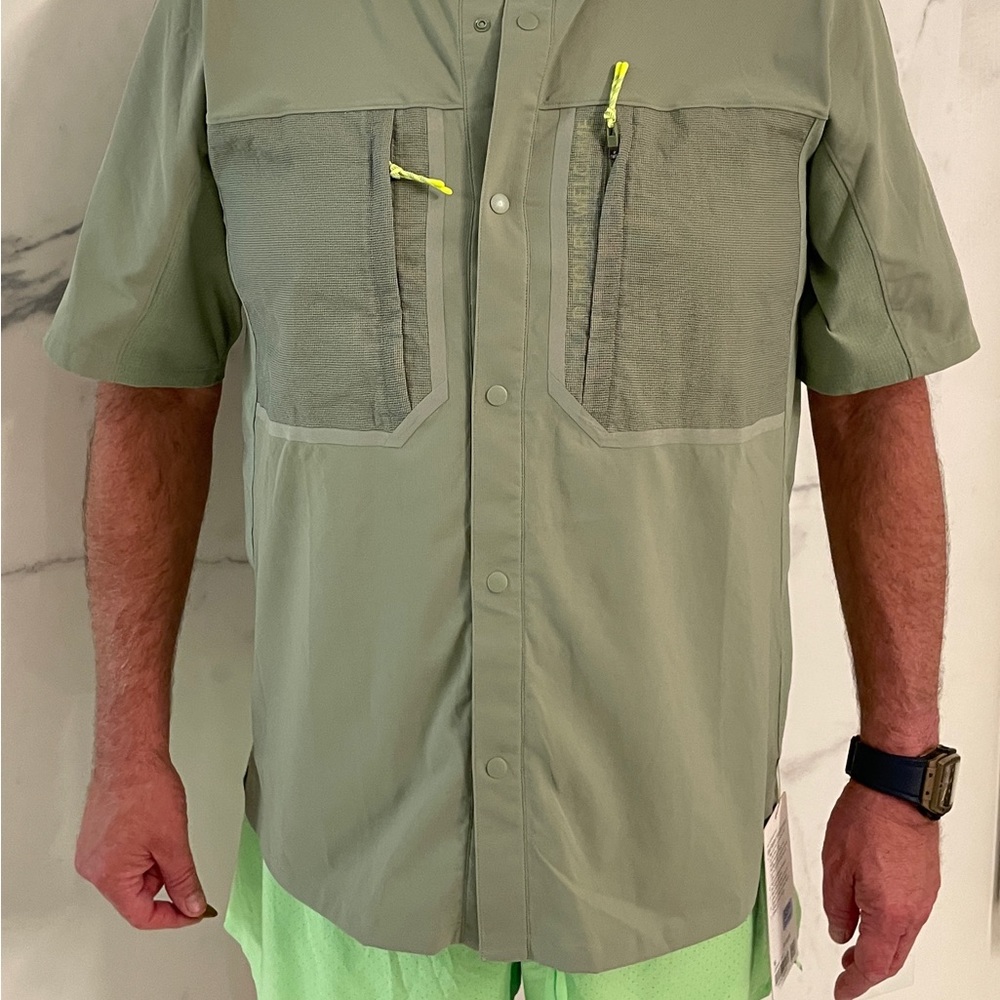 This lululemon water-repellent hiking sleeve stay cool and dry zippered pockets